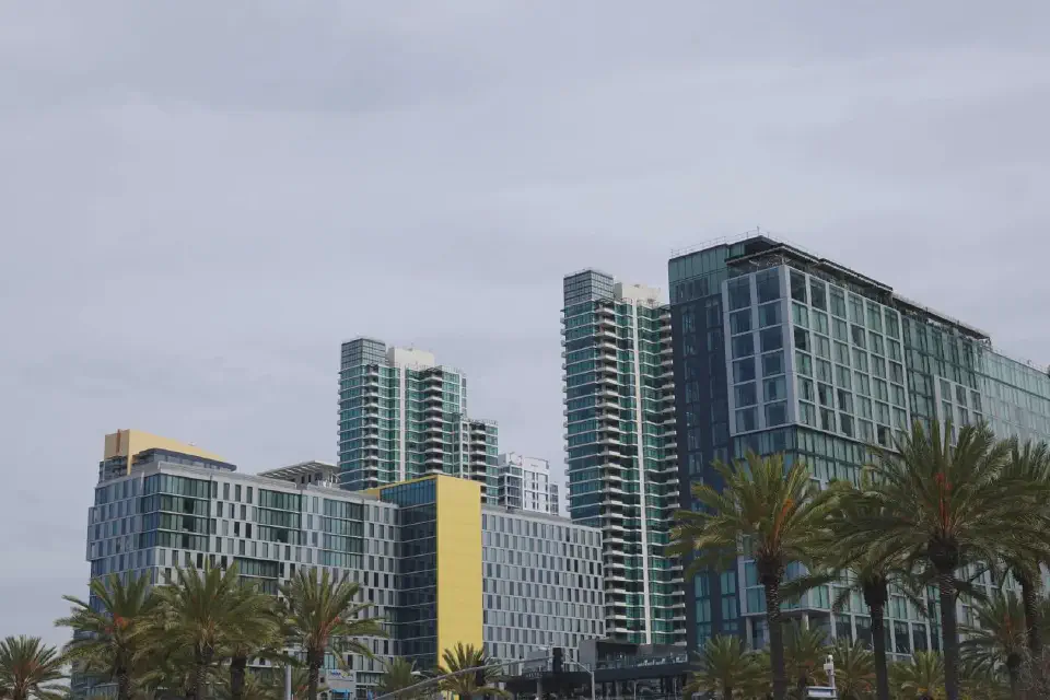 Ein Blick auf die Hochhäuser direkt am Pier in San Diego.