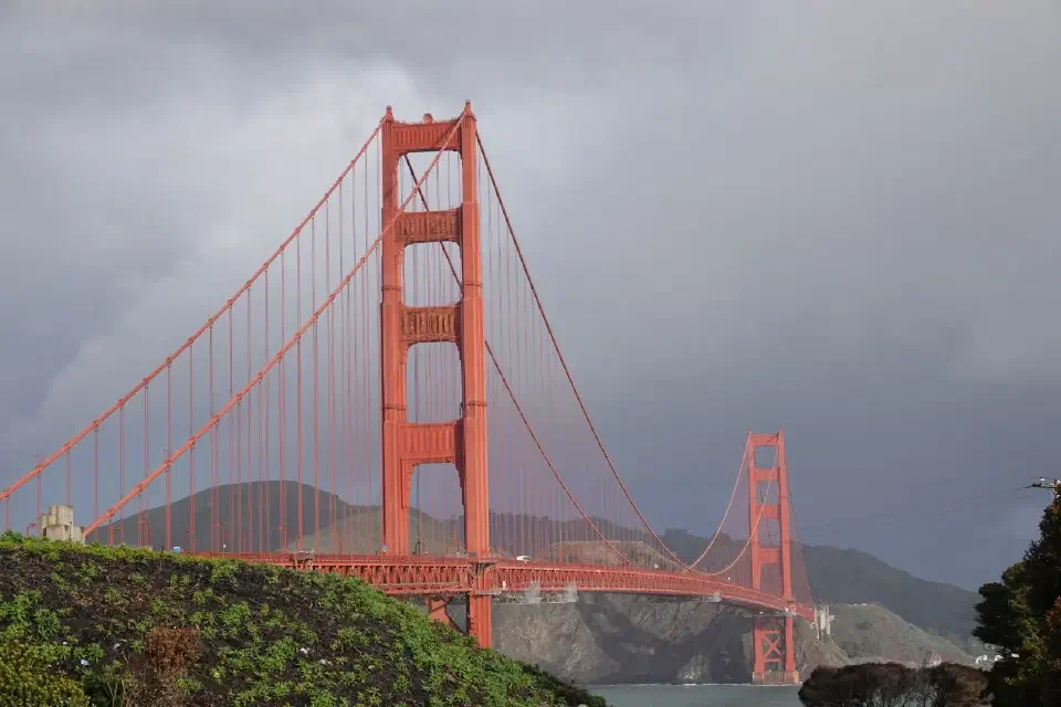 Die bekannte Golden Gate Bridge ohne Nebel.