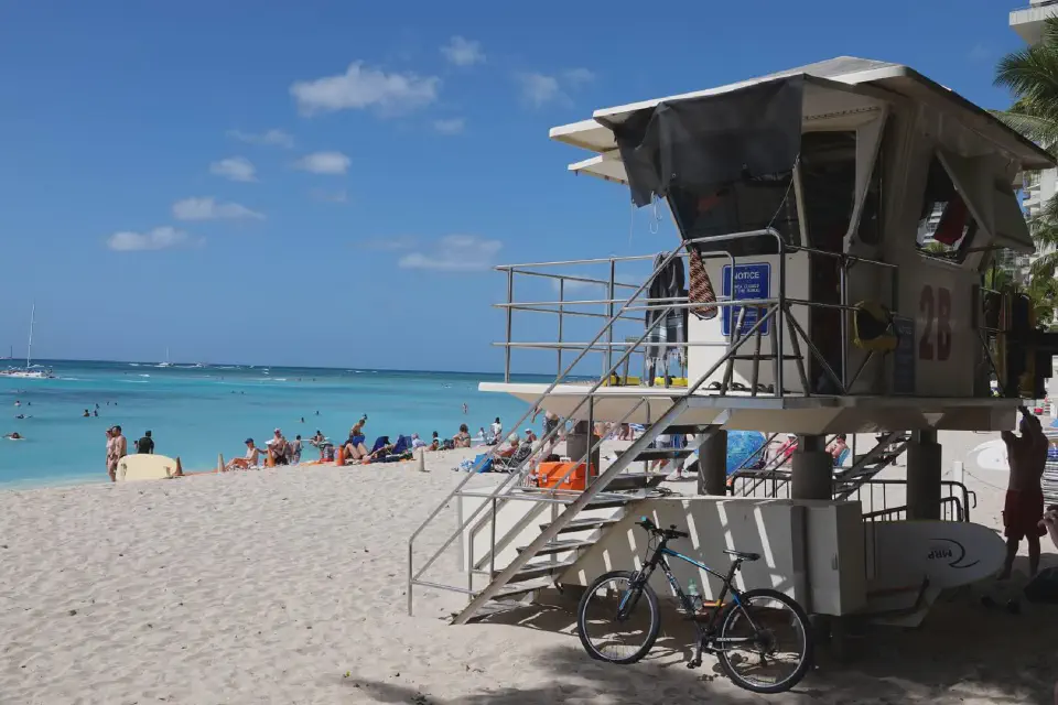 Ein Blick auf den Waikiki Beach, der auch im Februar gefüllt ist.