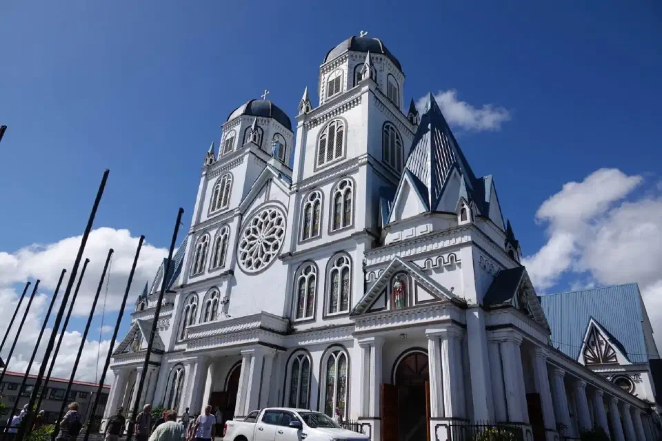 Die Außenfassade der Kathedrale der unbefleckten Empfängnis.