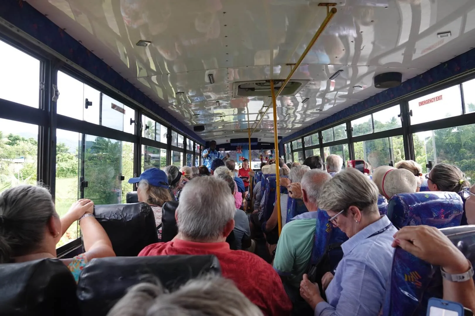 Ein Blick in unseren vollen Bus ohne Klimaanlage und nur kleinen Fenstern.