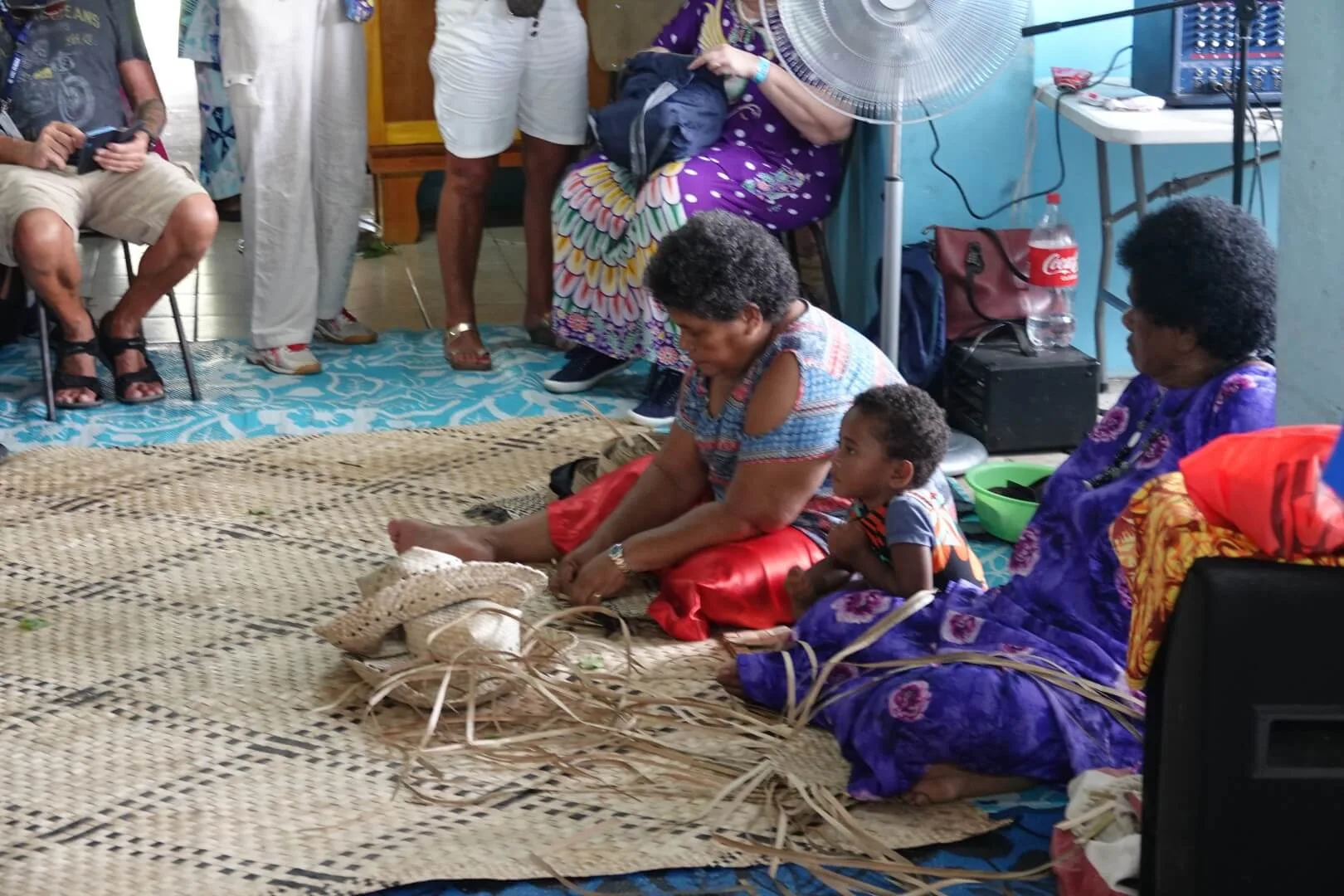 Wir durften bei der Herstellung von Körben und Kava zusehen.