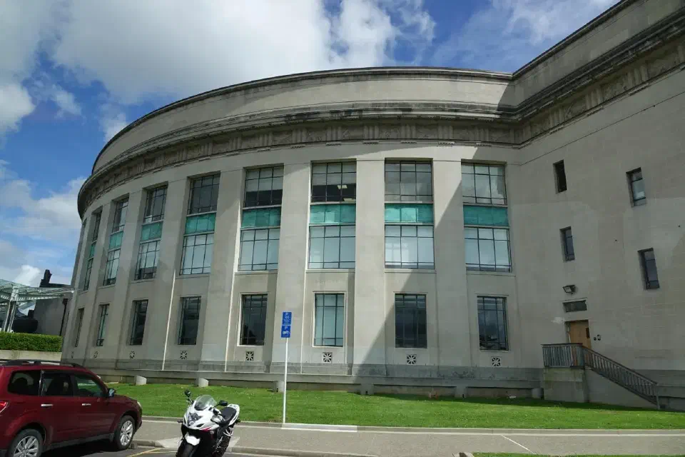 Ein Blick auf das Gebäude des Auckland Museum.