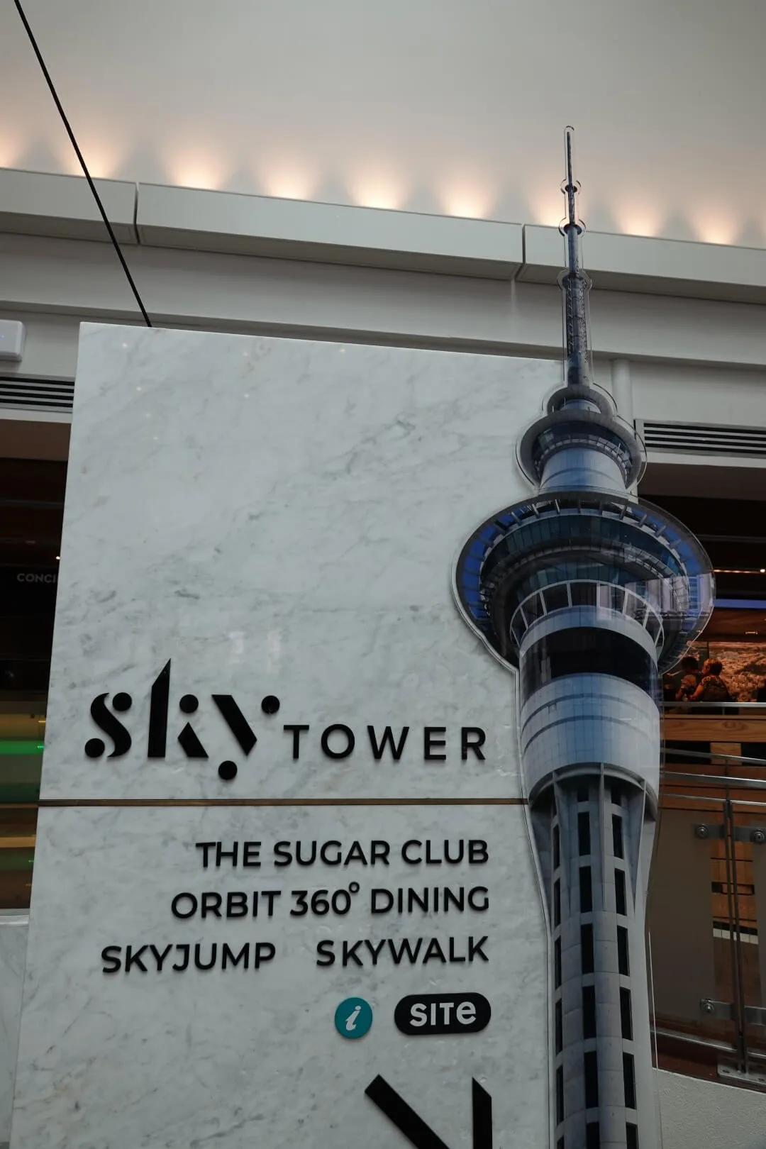 Ein Werbeplakat für den Auckland Sky Tower.
