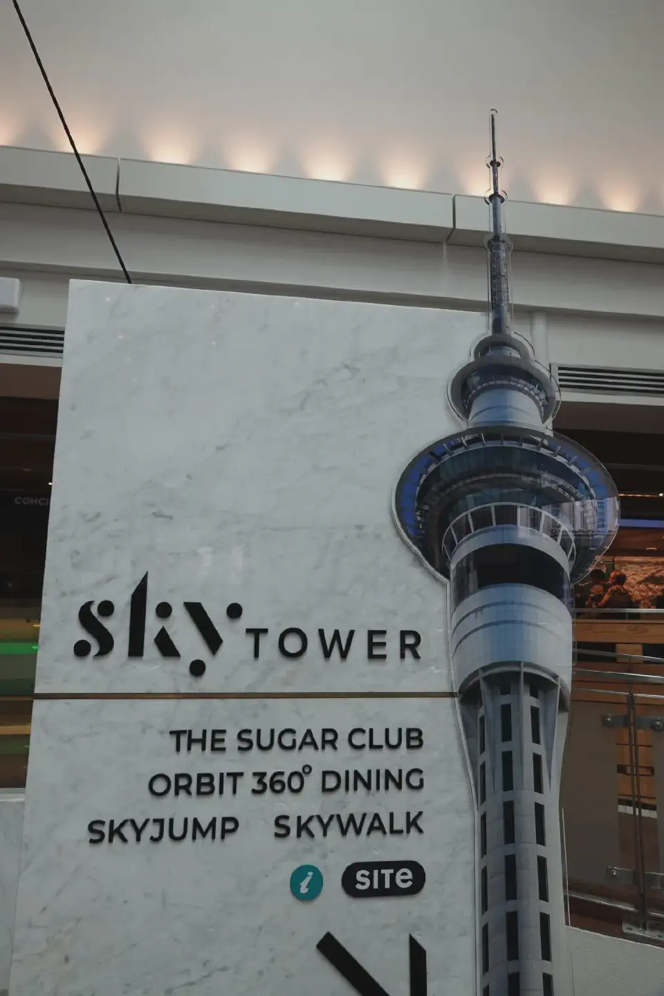 Ein Werbeplakat für den Auckland Sky Tower.