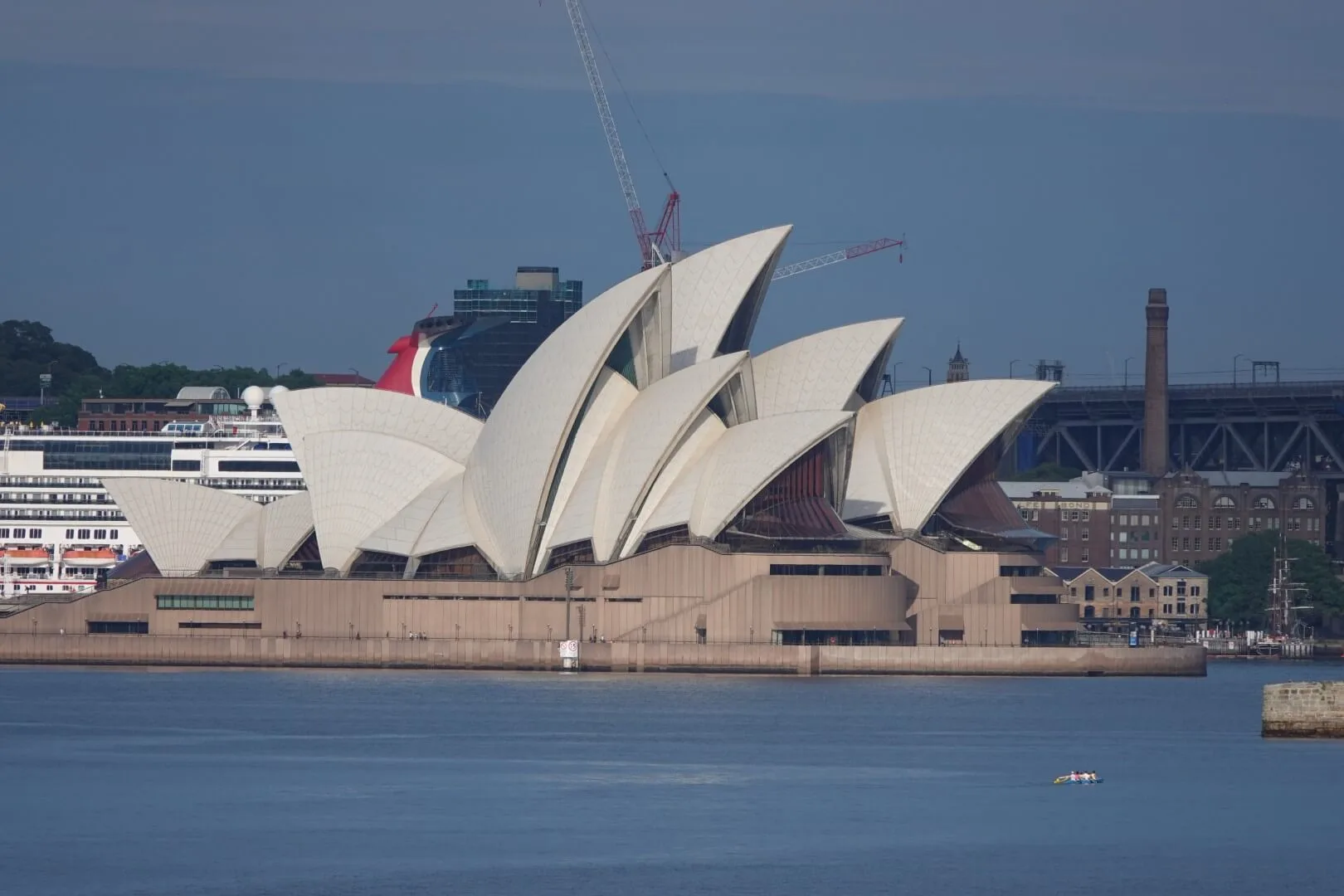 Das weltberühmte Sydney Opera House direkt am Hafen.