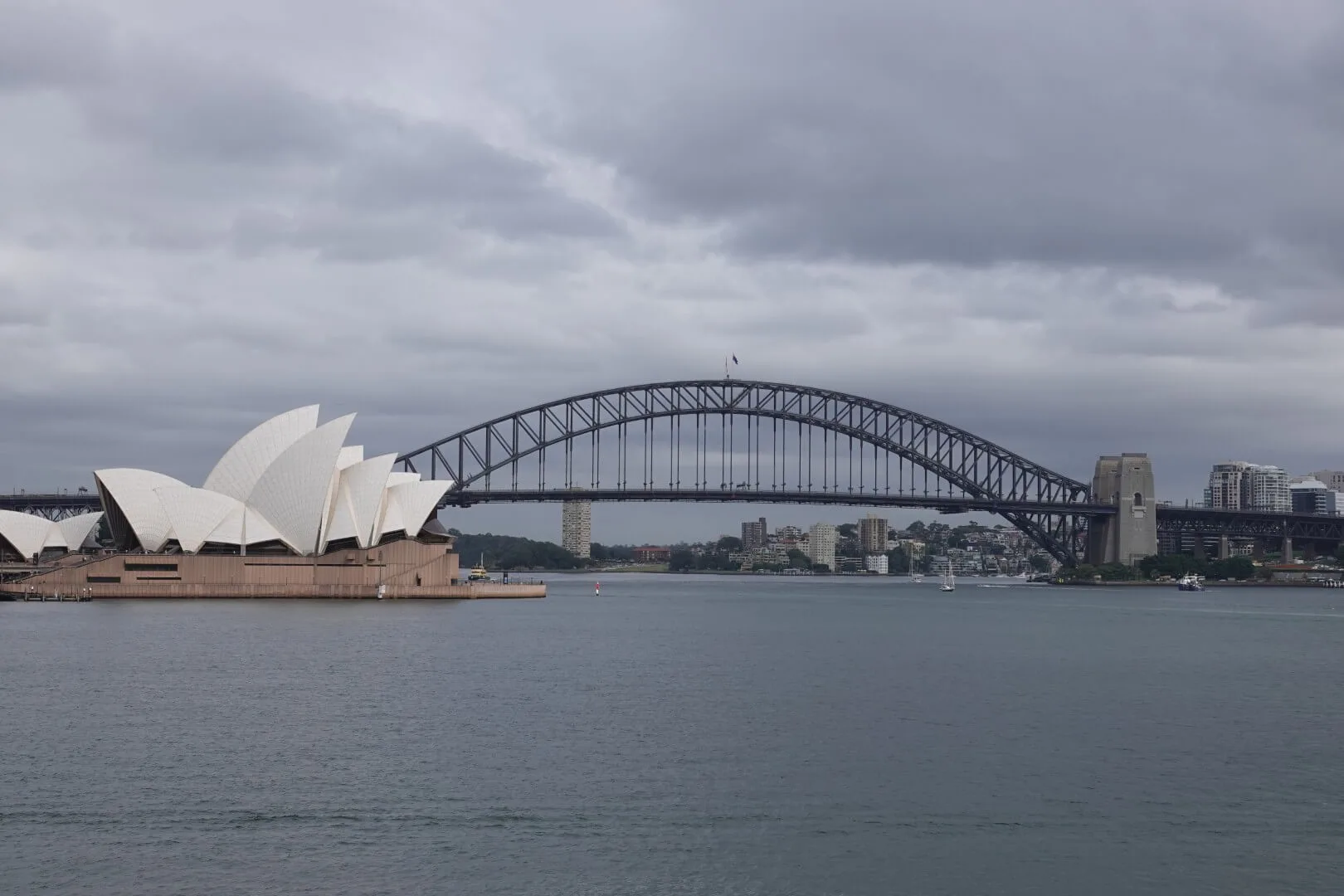 Blick auf das Sydney Opera House und die Harbour Bridge.