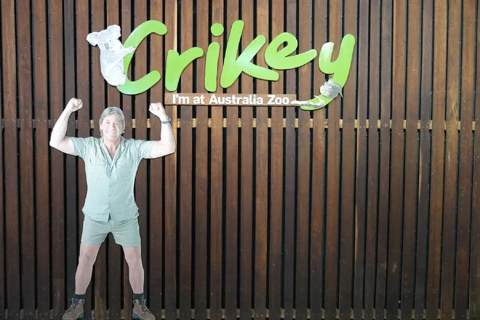Am Eingang gibt es eine Fotowand mit Steve Irwin.
