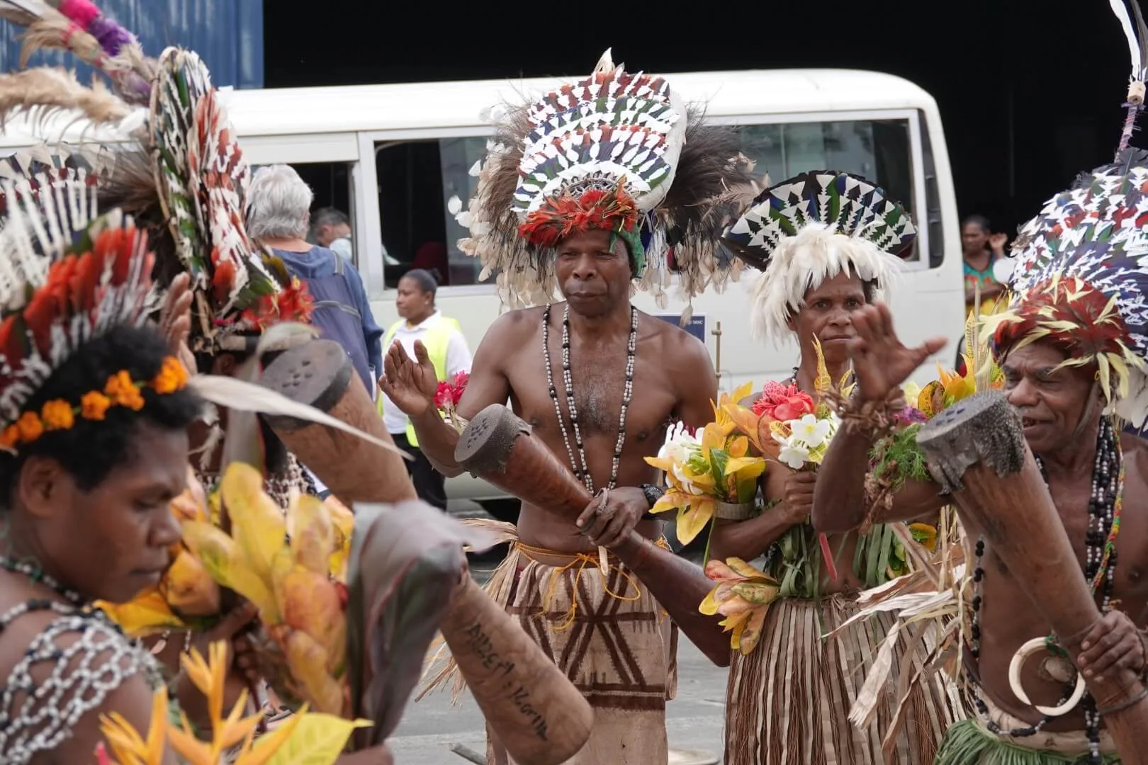 Wir wurden direkt am Schiff von den Einwohnern begrüßt.