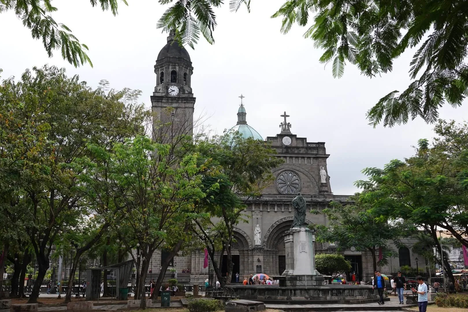 Die bekannte Kathedrale von Manila im Stadtteil Intramuros.