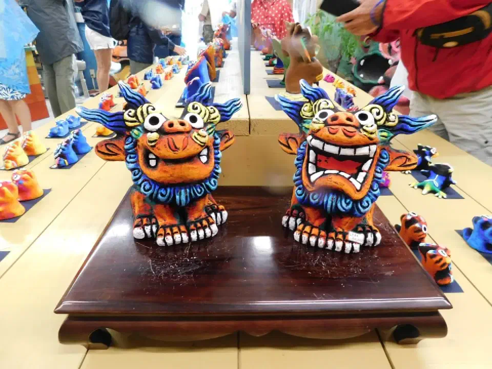Die bekannten Shisa-Figuren.