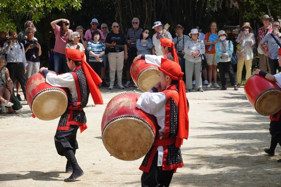 Ein Blick auf die bekannten Taiko-Trommeln.