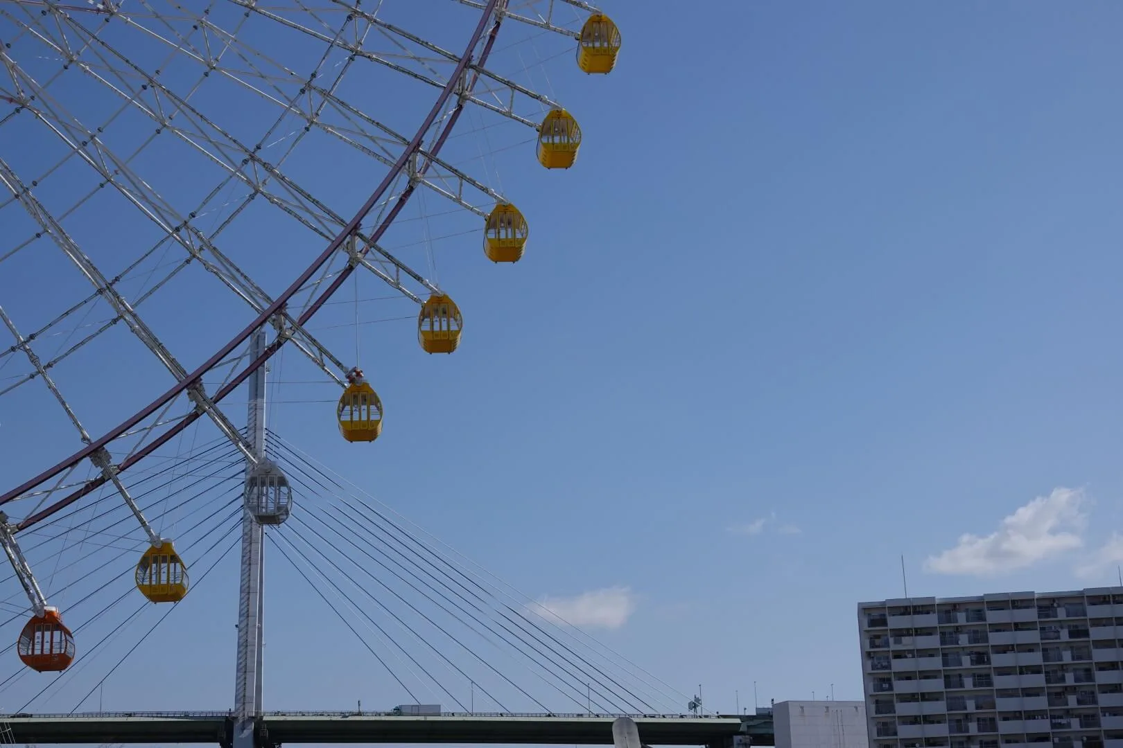Das bekannte Riesenrad im Hafen von Osaka.