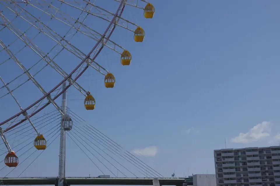 Das bekannte Riesenrad im Hafen von Osaka.