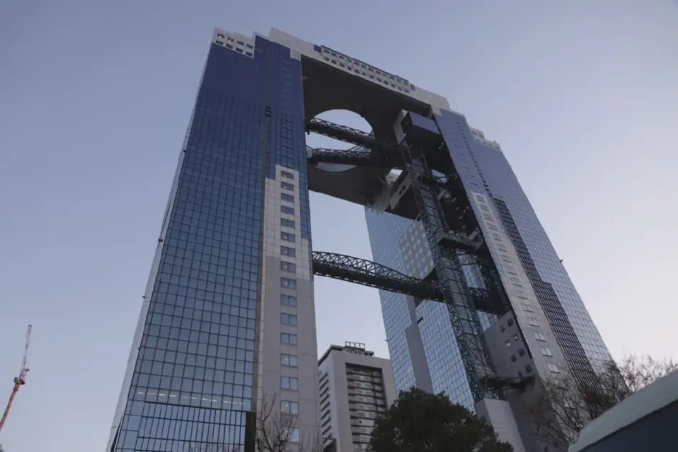 Das Umeda Sky Building in der Abenddämmerung.