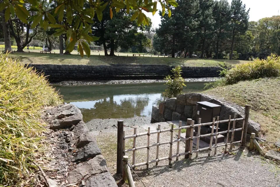 Blick auf das Gewässer im Park, welches Ebbe und Flut hat.