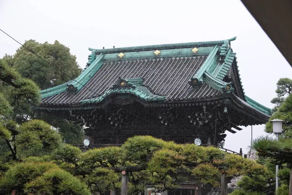 Das Dach vom Eingang des Shibamata Taishakuten-Tempels.