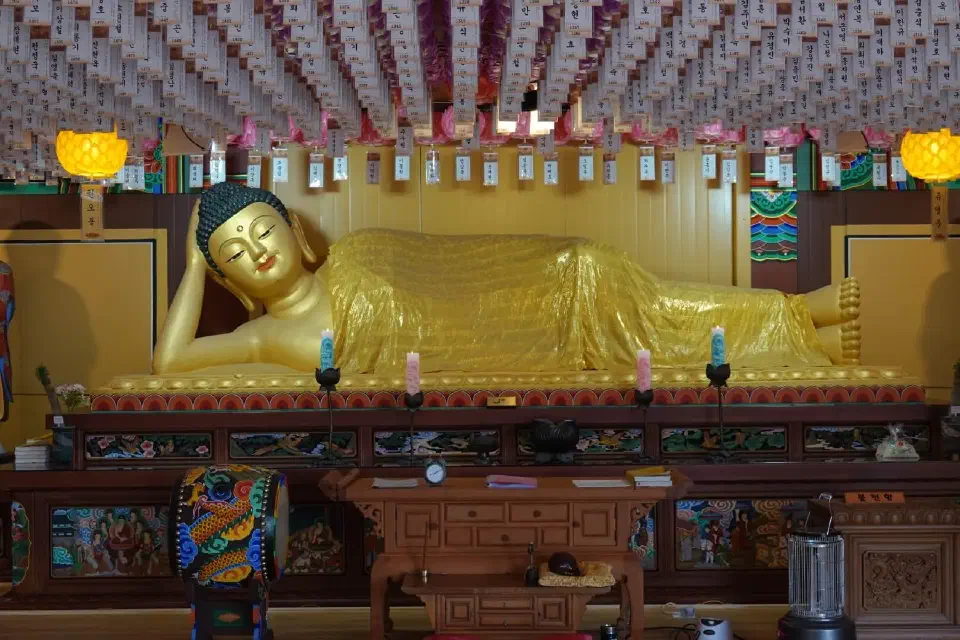 Blick auf die große goldene Buddha-Statue.