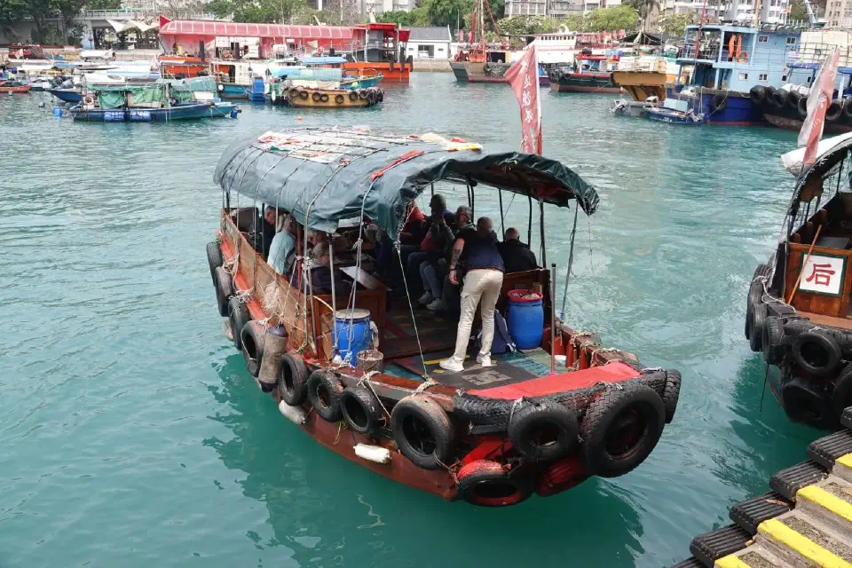 Das typische Sampan-Boot fährt los.