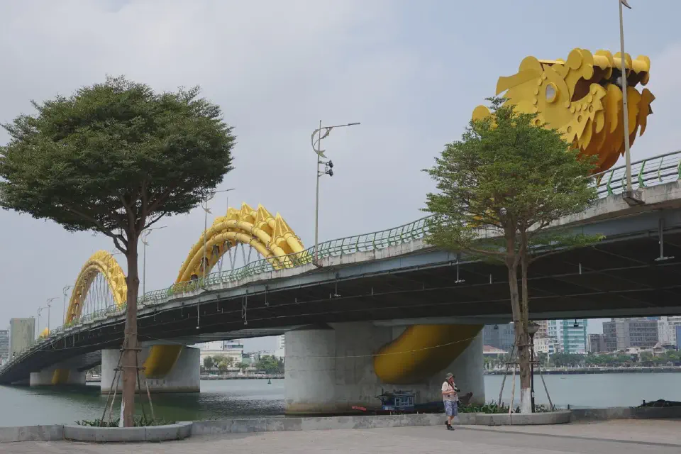 Die bekannte Drachenbrücke in Da Nang.