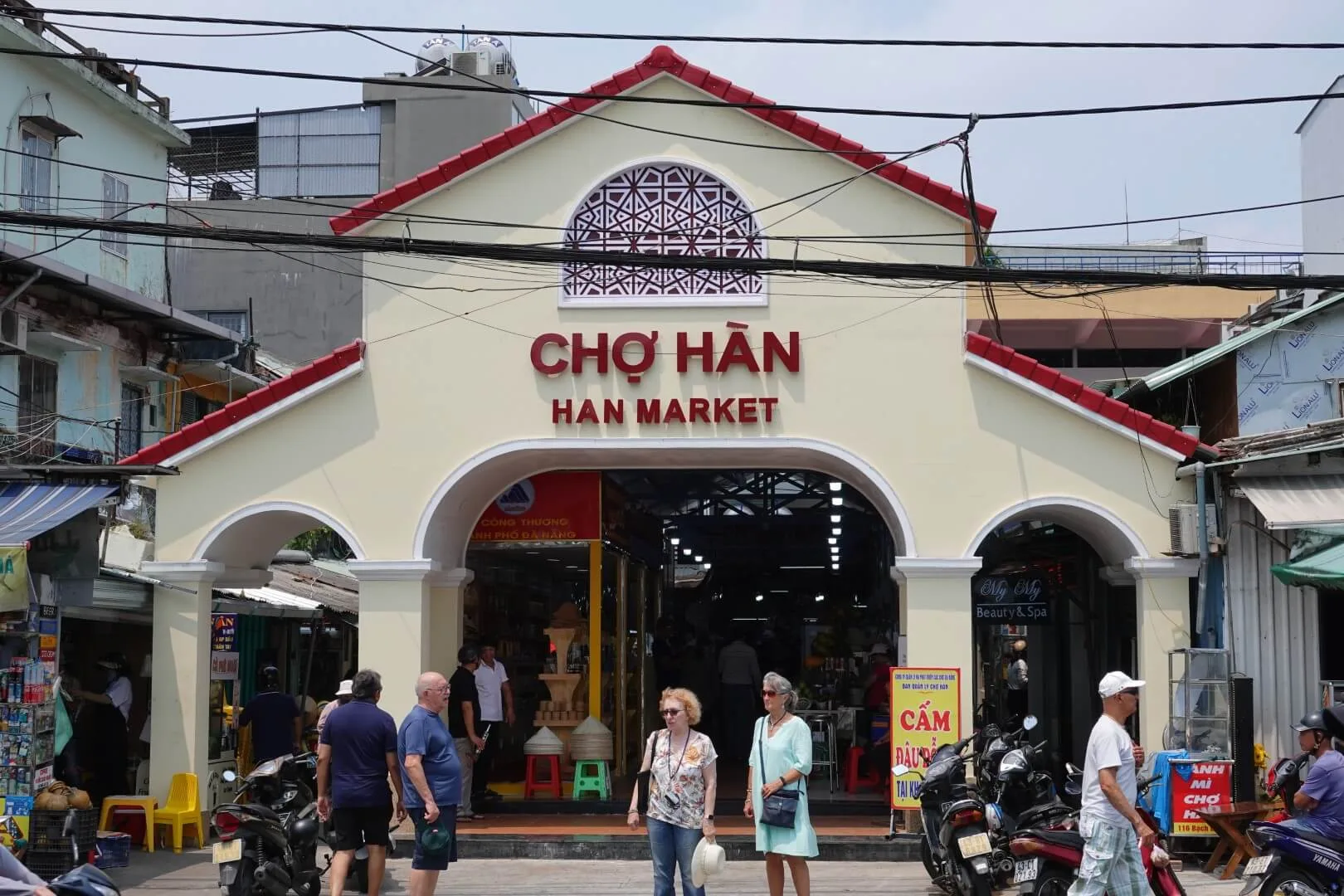 Der Eingang zum Son Tra Einkaufszentrum.