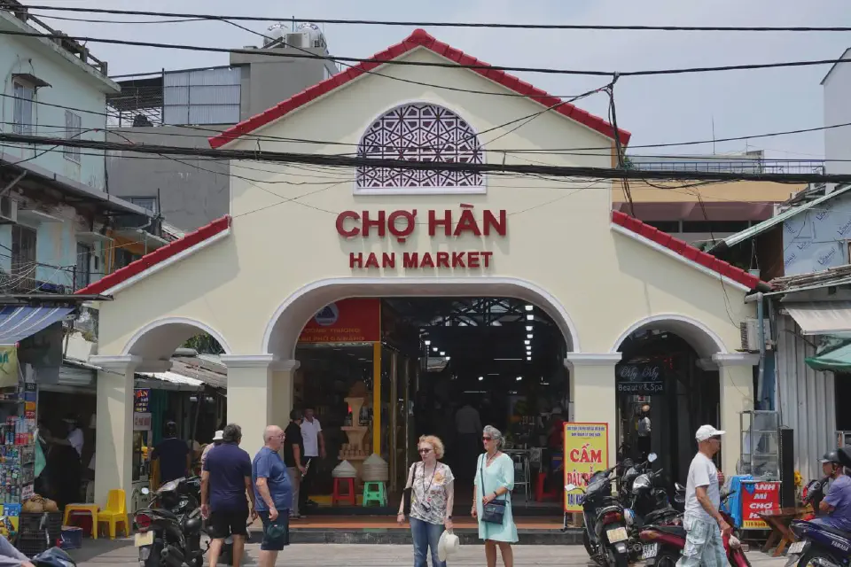 Der Eingang zum Son Tra Einkaufszentrum.