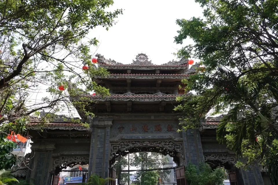 Das Eingangsportal der Long Son Pagode.