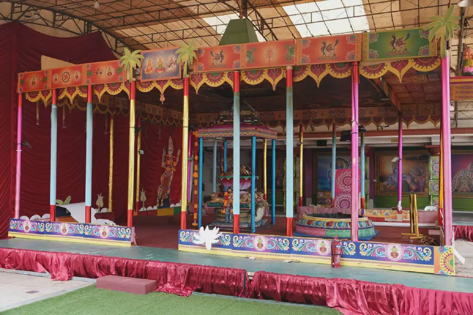 Ein Blick in den bunten hinduistischen Tempel.