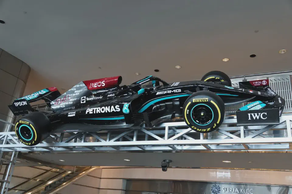 Das Formel 1 Fahrzeug von Lewis Hamilton.