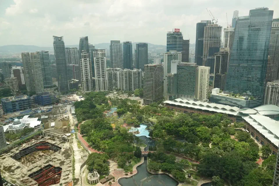 Blick von der Skybridge auf die Wolkenkratzer von Kuala Lumpur.