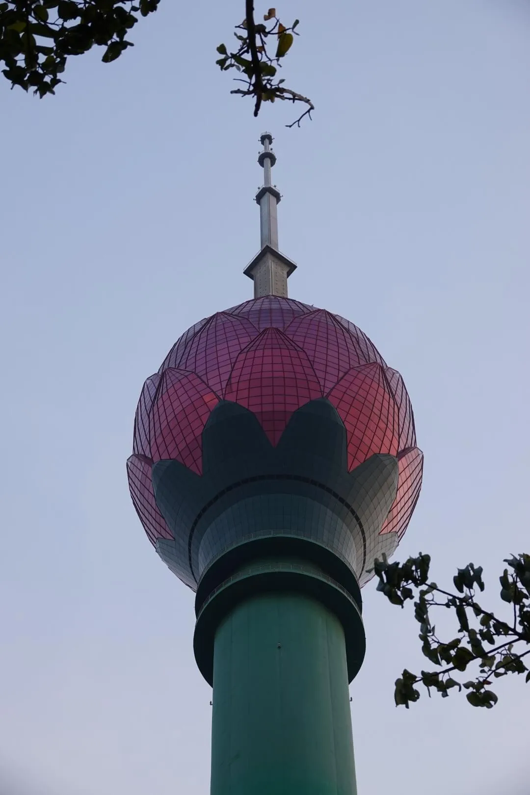 Die Spitze des Lotus Towers.