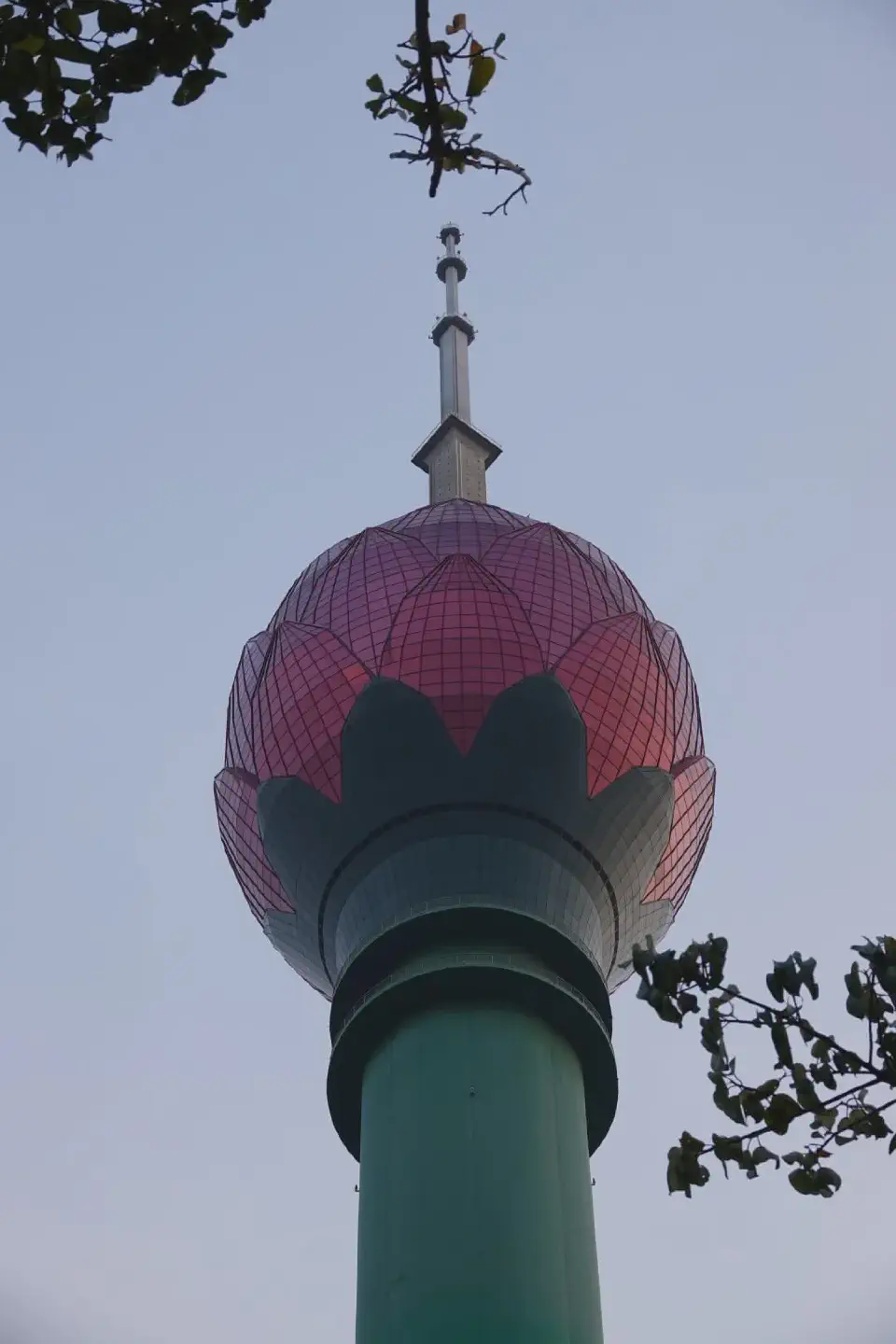 Die Spitze des Lotus Towers.