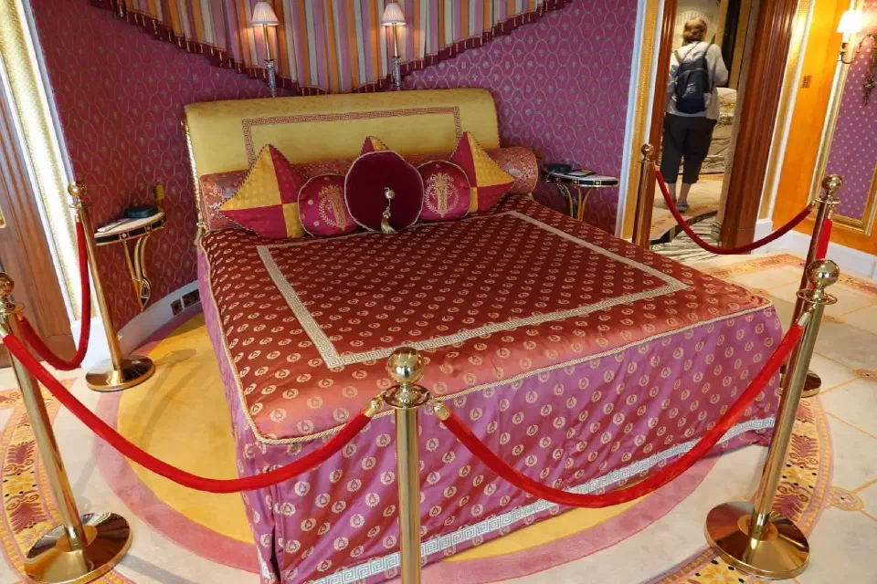 Ein Bett in einer der Suiten.