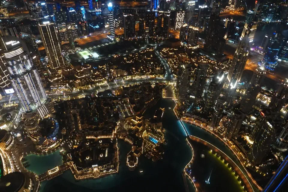 Blick vom Burj Khalifa auf das nächtliche Dubai.