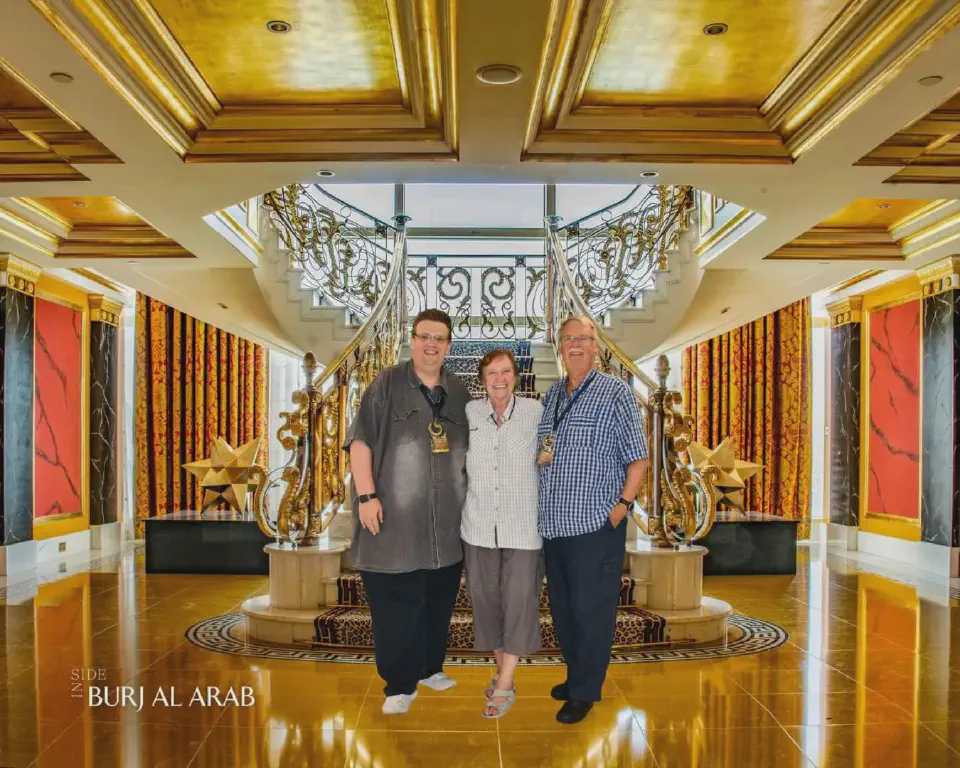 Während der Tour durch das Burj Al Arab werden verschiedene Fotos gemacht.