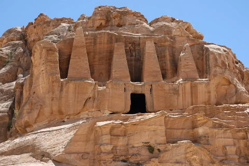 Das Dschini-Haus auf dem Weg zum Siq.