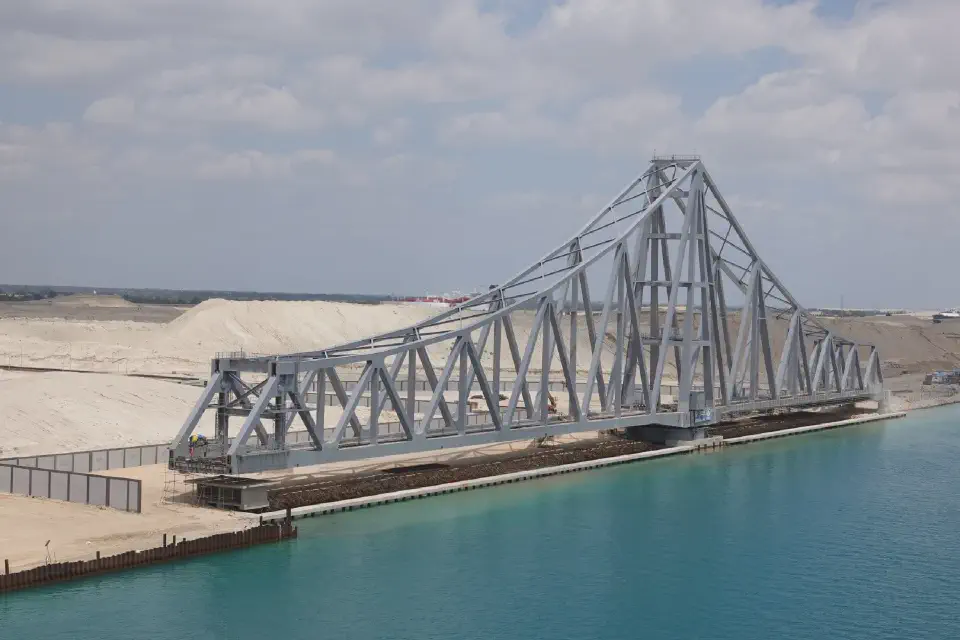 Eine der schwenkbaren Brücken am Rand.