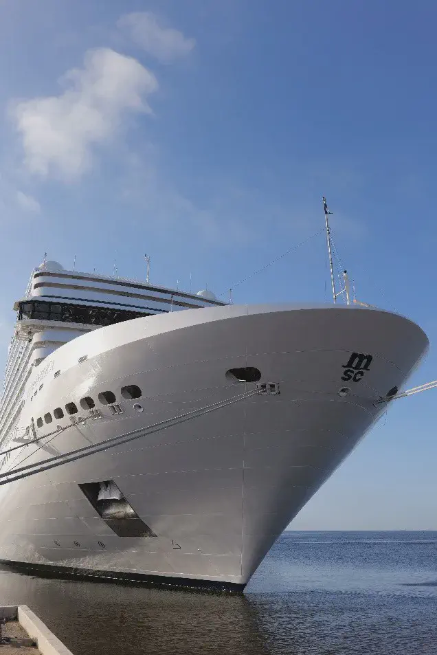 Ein Blick auf den Bug der MSC Magnifica im Hafen von Walvis Bay, Namibia.
