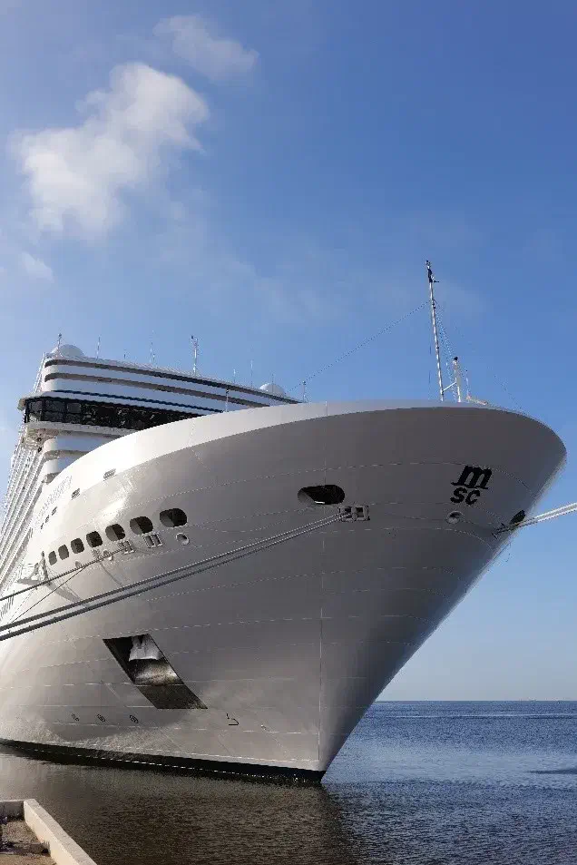 Ein Blick auf den Bug der MSC Magnifica im Hafen von Walvis Bay, Namibia.