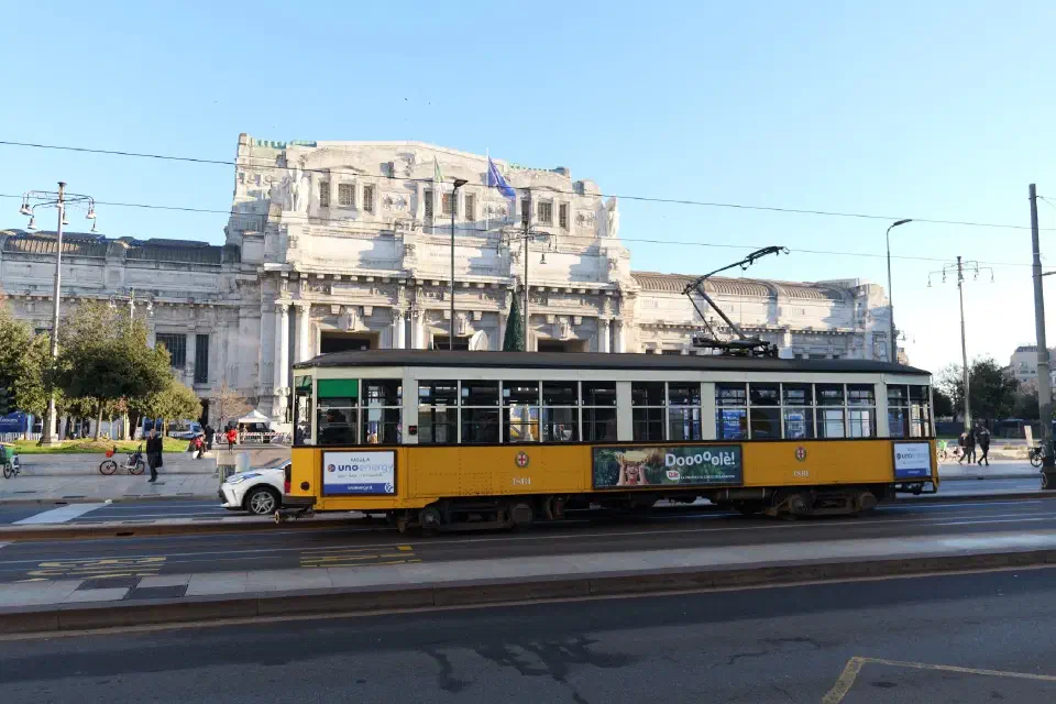 Die bekannte Straßenbahn von Mailand vor dem Mailänder Hauptbahnhof.