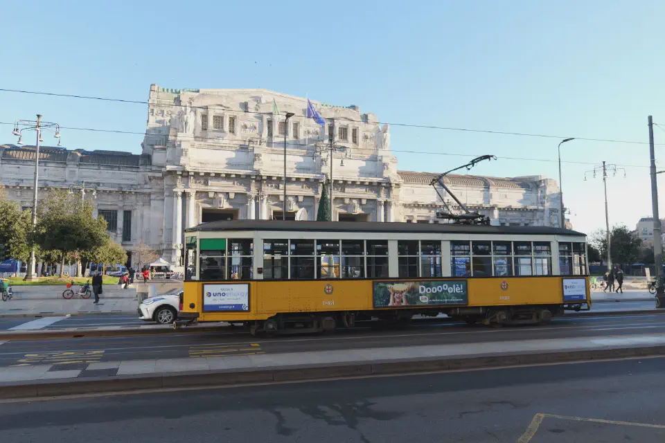 Die bekannte Straßenbahn von Mailand vor dem Mailänder Hauptbahnhof.