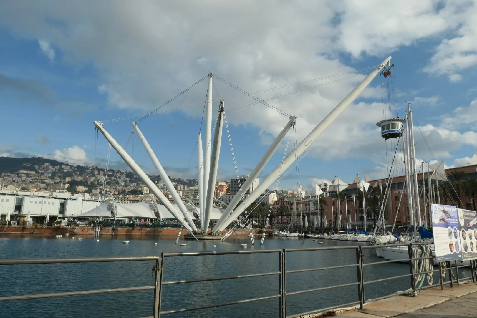 Blick auf den alten Hafen von Genua.