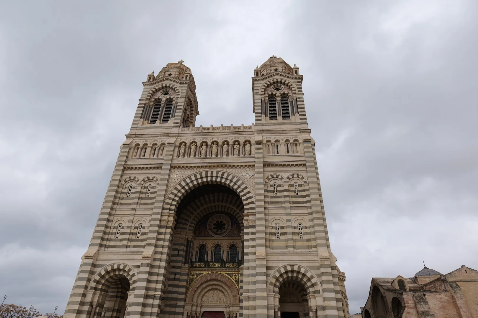 Die imposanten Türme der Kirche Notre-Dame de la Garde.