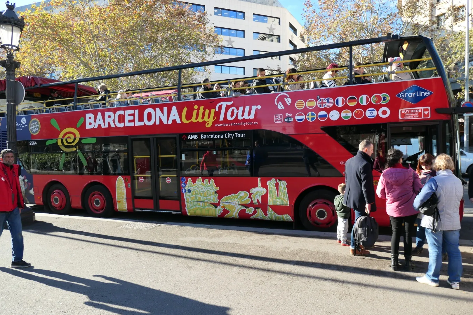 Einer der roten Doppeldeckerbusse der Barcelona City Tour, die Besucher auf verschiedenen Routen durch die Highlights der Stadt führen.