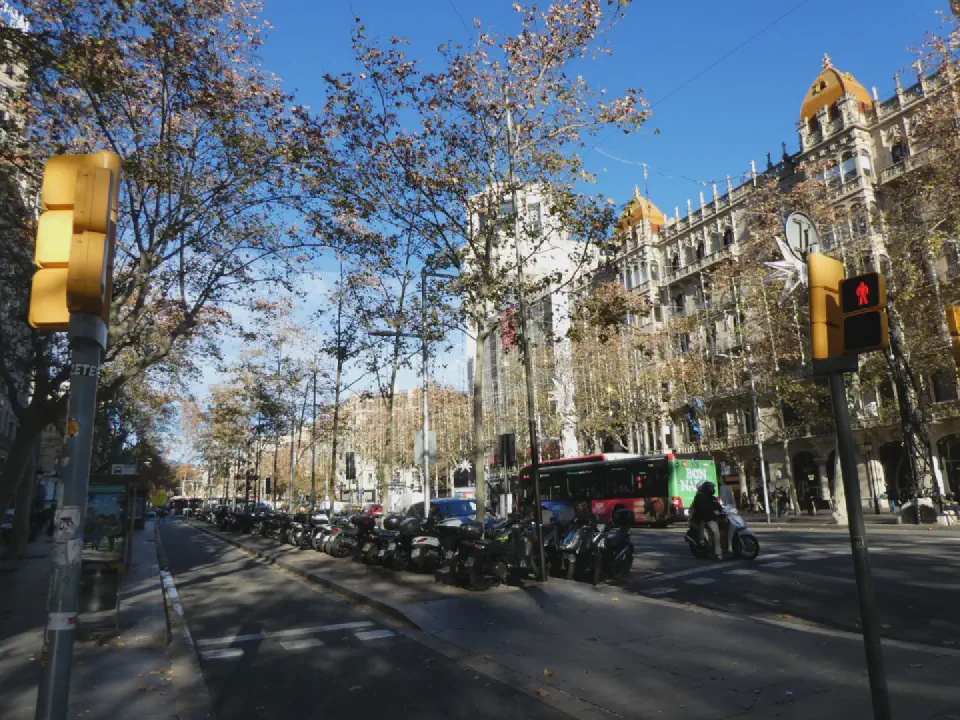 Blick auf den eleganten Passeig de Gràcia, gesäumt von Jugendstilfassaden, Boutiquen und Straßencafés – eine der edelsten Adressen Barcelonas.