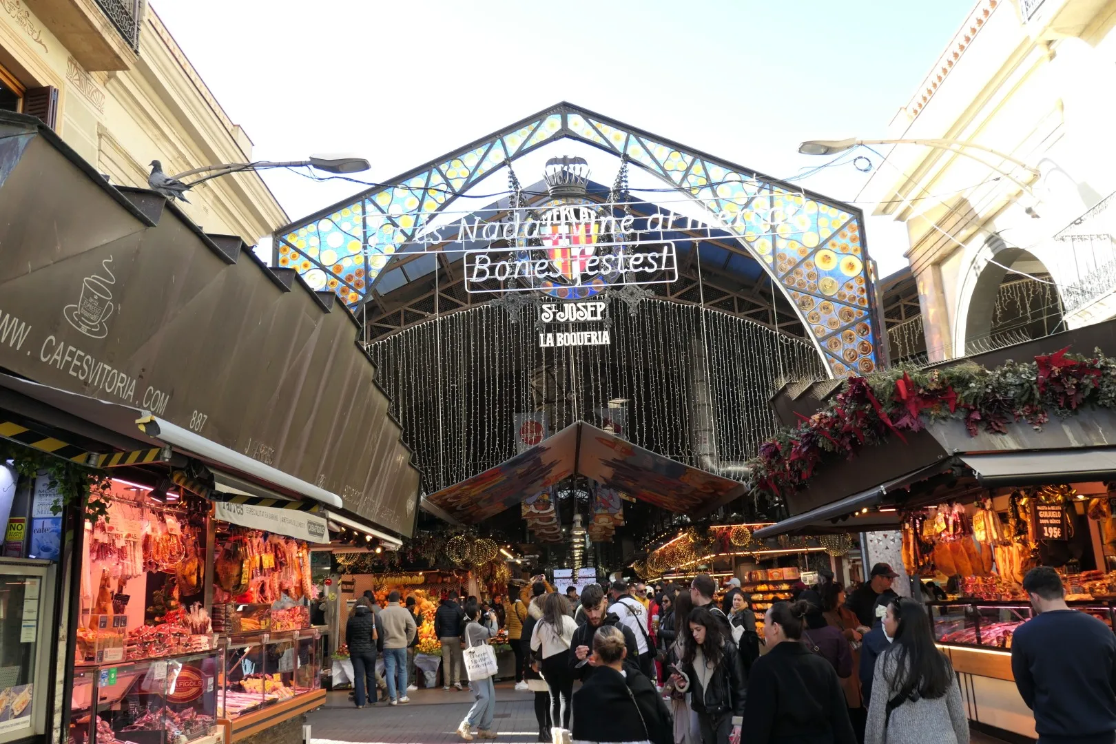 Der Eingang des Mercat de la Boqueria an der Rambla – einer der berühmtesten Lebensmittelmärkte Europas.