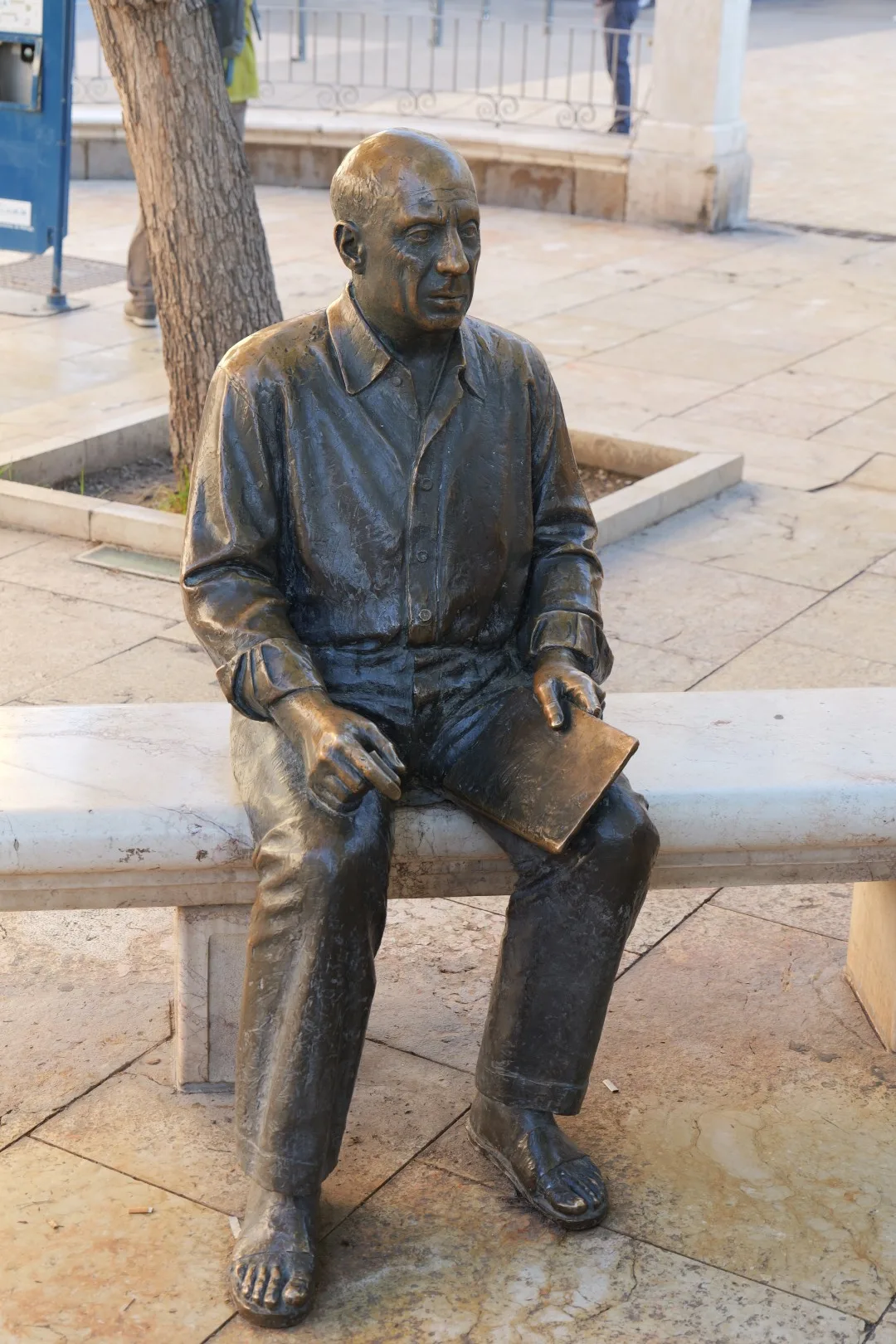Bronzestatue des jungen Pablo Picasso auf der Plaza de la Merced.