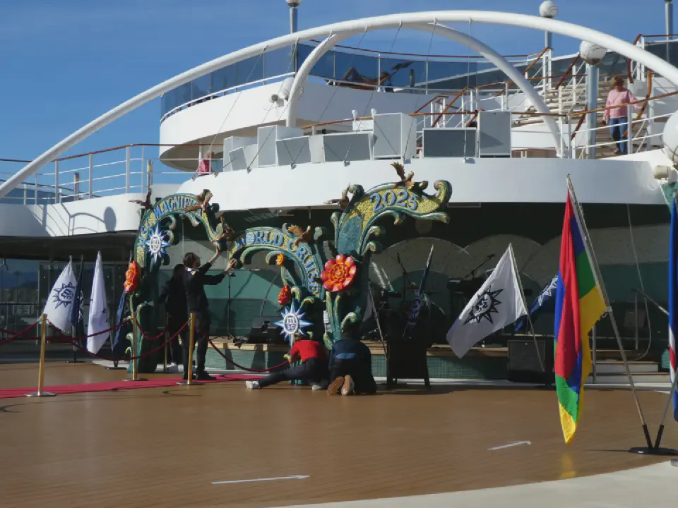 Die Crew bereitet liebevoll das festliche Bühnenbild für die große Sail Away Party vor – der offizielle Auftakt zur MSC Magnifica World Cruise 2025.