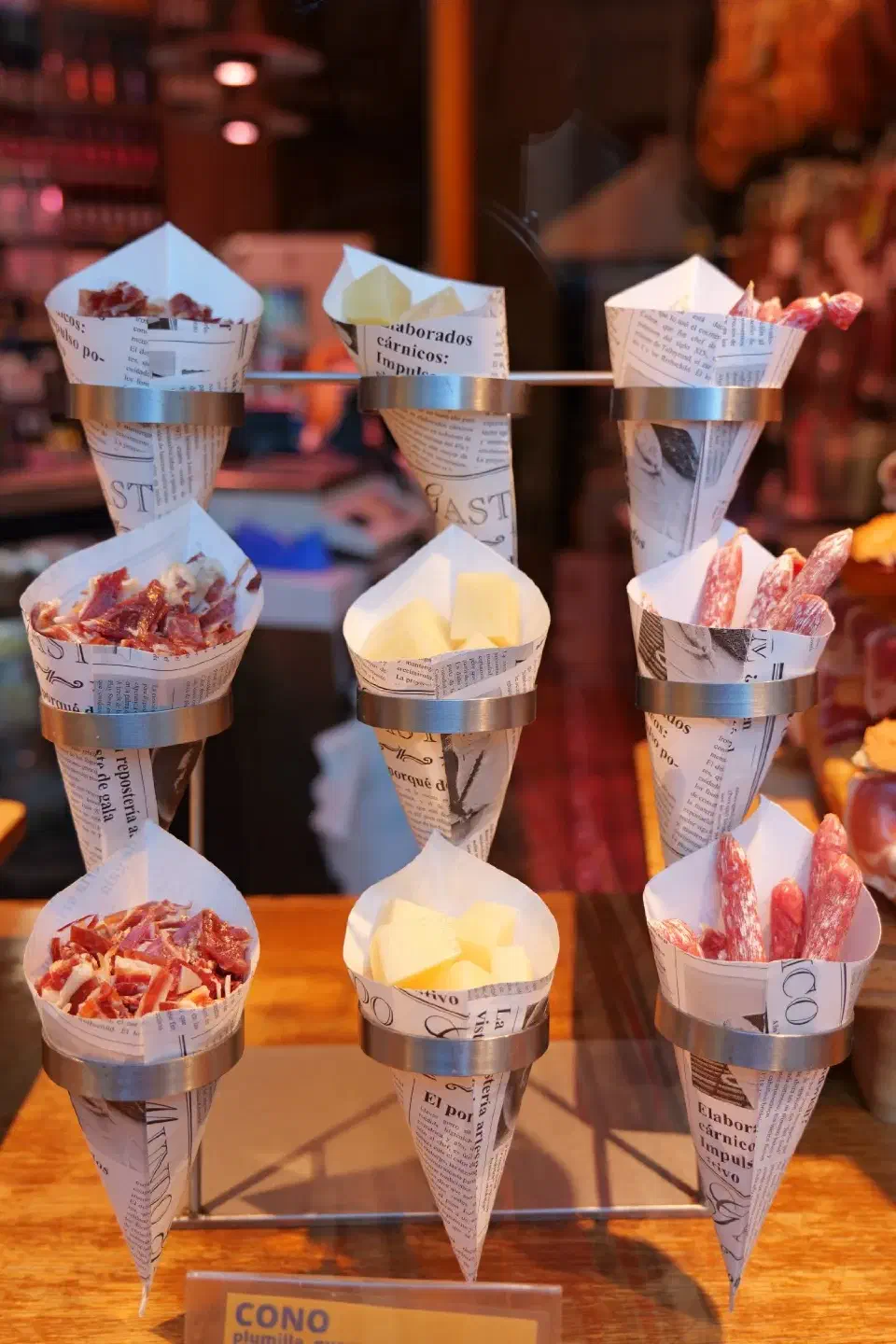 Typisch spanische Köstlichkeiten im handlichen 'Cono' – gefüllt mit Jamón, Käsewürfeln oder Salami.