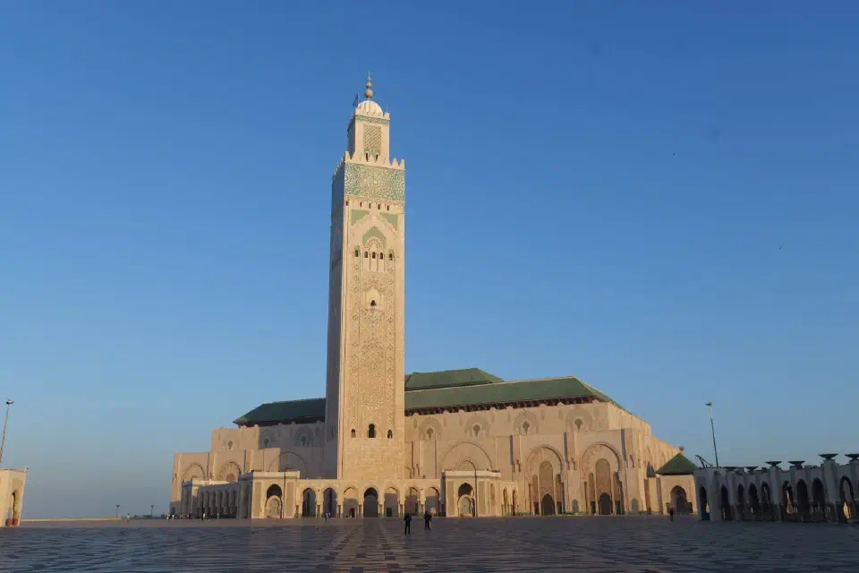 Die majestätische Hassan-II.-Moschee am Atlantik, eines der größten religiösen Bauwerke der Welt. Ihr imposantes Minarett und die kunstvollen Fassaden machen sie zu Casablancas beeindruckendstem Wahrzeichen.